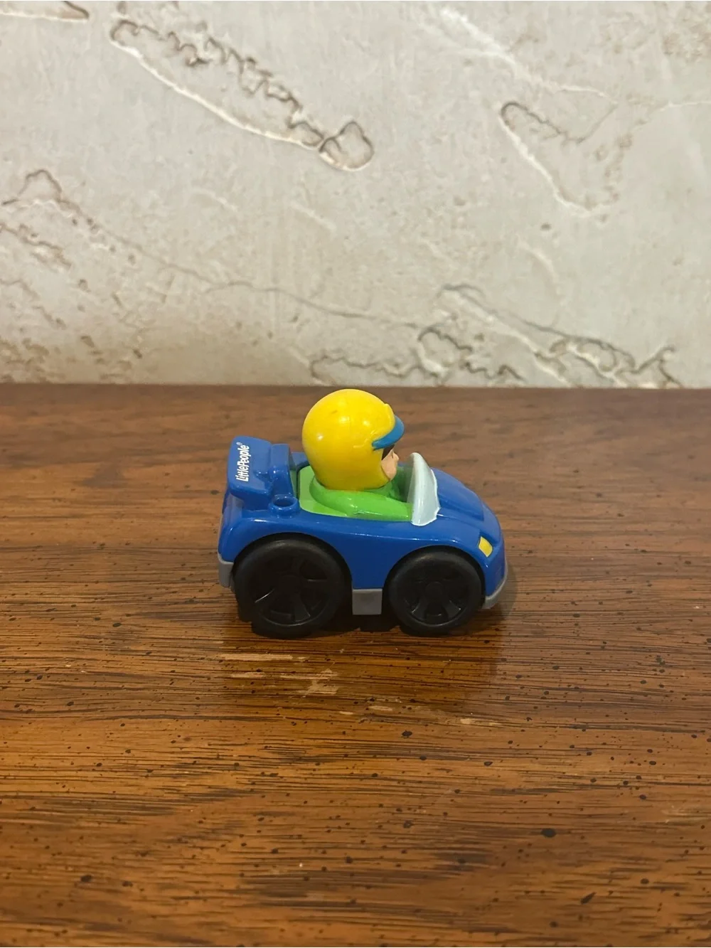 2009 Fisher-Price Little People Wheelies Race Car Blue with Yellow Helmet